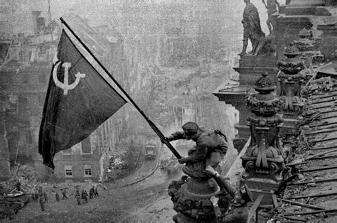 Rigsdagsbygningen i Berlin i 1945, hvor de russiske befriere hængte den røde hærs fane på bygningen!