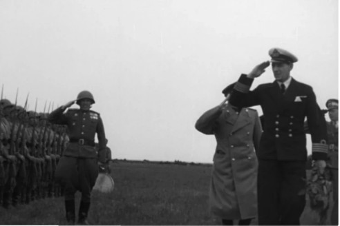 Kronprins Frederik mønstrer de sovjetiske befriere i 1945